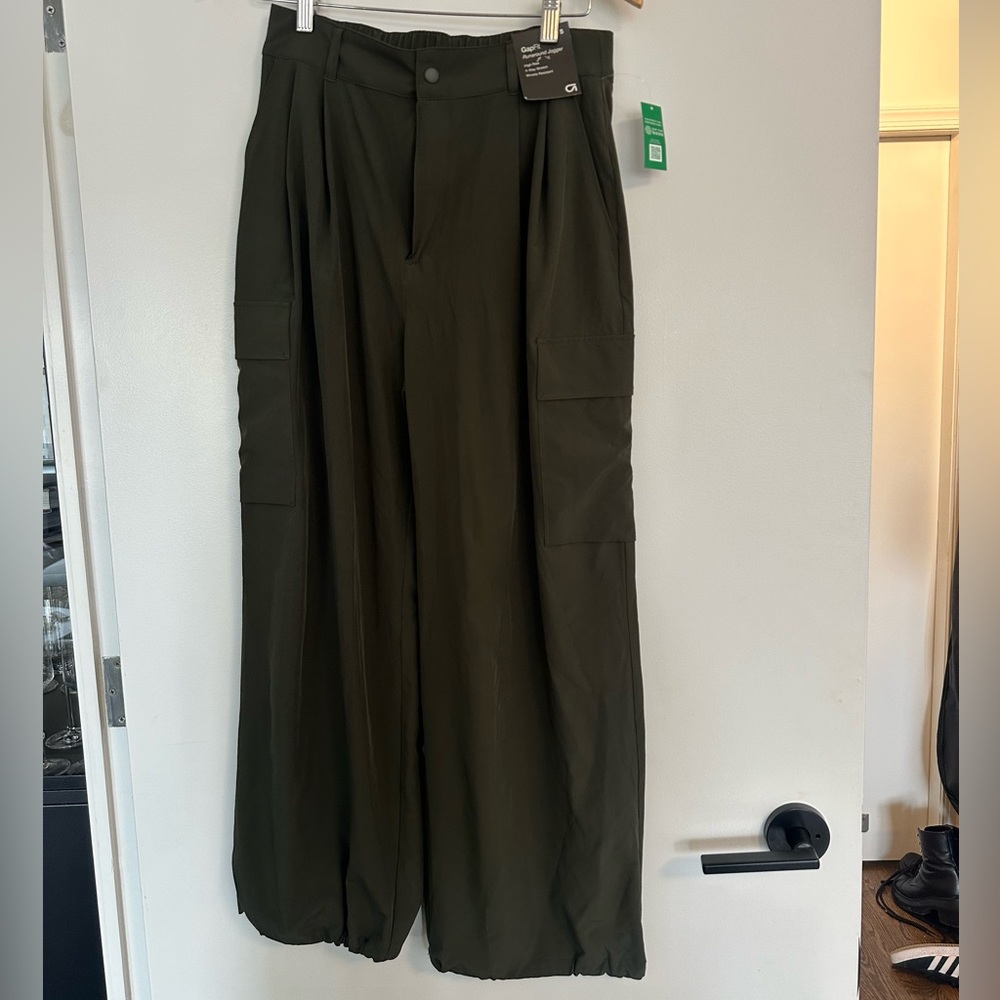 NWT GAP Runaround Jogger, size S